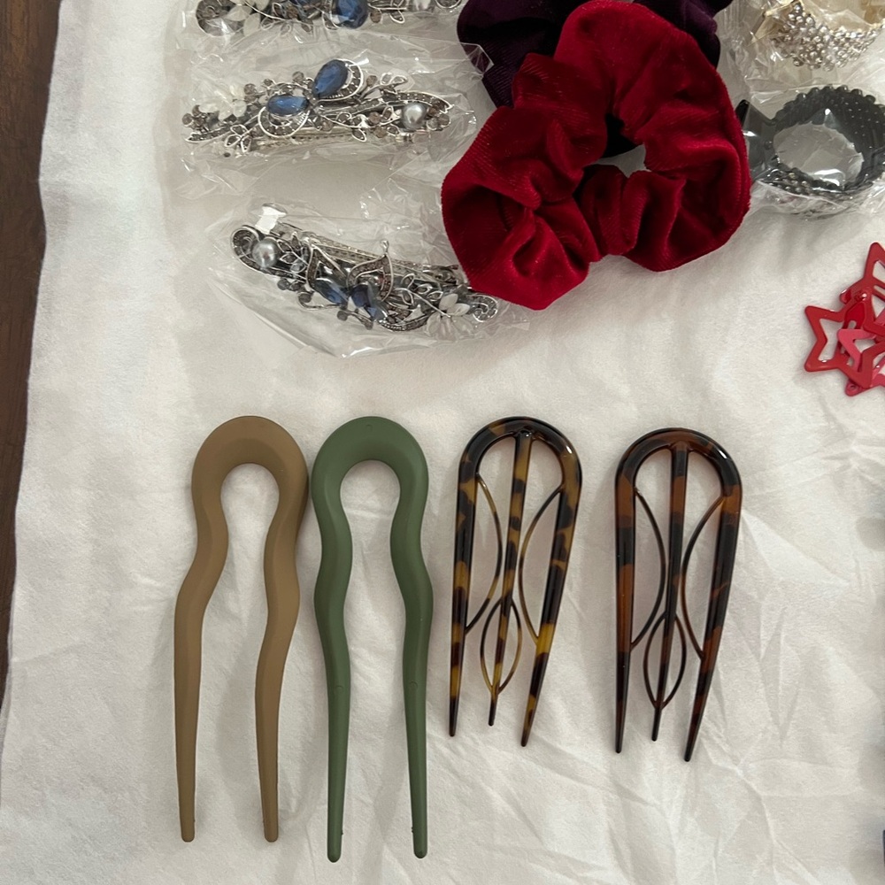 A huge bundle of Women's Hair Accessories - Picture 13 of 14